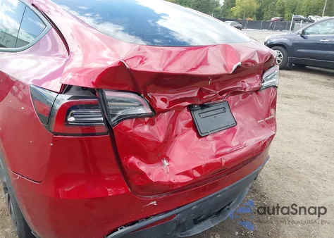 2024 Tesla Model Y Long Range Dual Motor All-Wheel Drive z USA, uszkodzony, nr VIN 7SAYGAEE9RF116145